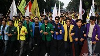 Para mahasiswa dari berbagai perguruan tinggi melakukan aksi unjuk rasa di jalan Medan Merdeka Selatan, Jakarta, Senin (28/7/2025).