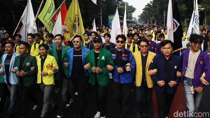 Aksi Unjuk Rasa Mahasiswa Kritik Kinerja Pemerintah Para mahasiswa dari berbagai perguruan tinggi melakukan aksi unjuk rasa di jalan Medan Merdeka Selatan, Jakarta, Senin (28/7/2025). Mereka mengkritik berbagai kebijakan pemerintah seperti RUU KUHAP, program MBG hingga negosiasi tarif dengan AS. Hingga pukul 18.00 WIB, aksi masih berlangsung.