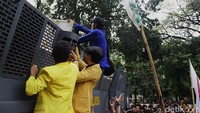 Massa mahasiswa mencoba untuk menembus barikade polisi.