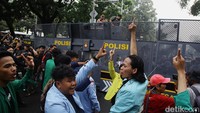 Massa aksi yang tiba di lokasi mengenakan jas almamater masing-masing kampus.