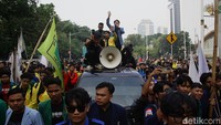Massa mahasiswa menggunakan mobil dengan pengeras suara menyampaikan aspirasinya. Jalan Medan Merdeka Selatan ke arah Stasiun Gambir, Jakarta Pusat ditutup. Pantauan detikcom di lokasi, penutupan jalan dilakukan sekitar 16.30 WIB.