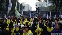 Massa mahasiswa juga membawa bendera dengan logo BEM masing-masing.