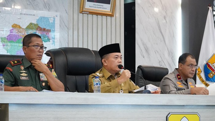 Al Haris saat mengikuti rapat monitoring karhutla secara virtual bersama Menteri Kehutanan Raja Juli Antoni dan Kepala BNPB Pusat Letjen TNI Suharyanto.