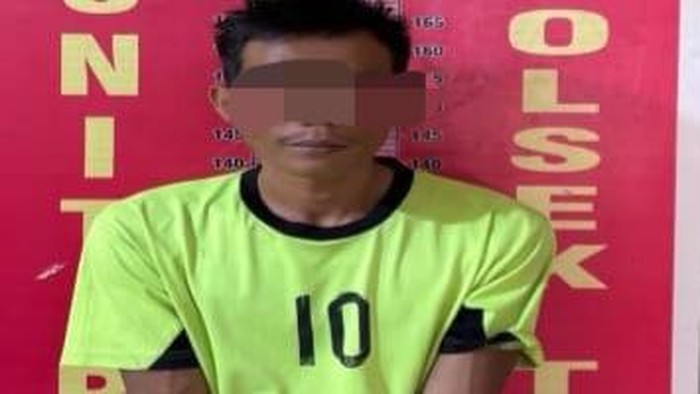 Ancai saat diamankan di Polsek Talang Ubi usai kepergok mencuri kelapa sawit