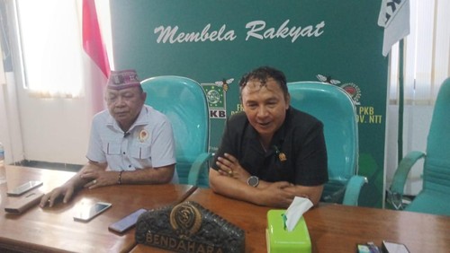 Anggota Fraksi PKB DPRD NTT, Marselinus Anggur Ngganggus dan Yohanes Rumat. (Simon Selly/detikBali)