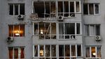 Apartemen Hancur, Warga Kyiv Bersihkan Puing Usai Serangan Drone Rusia