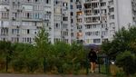 Apartemen Hancur, Warga Kyiv Bersihkan Puing Usai Serangan Drone Rusia