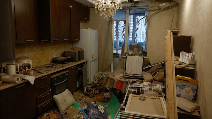 Apartemen Hancur, Warga Kyiv Bersihkan Puing Usai Serangan Drone Rusia Seorang wanita membersihkan puing-puing dari dalam apartemennya yang rusak akibat serangan pesawat tak berawak Rusia, di tengah serangan Rusia terhadap Ukraina, di Kyiv, Ukraina, Senin (28/7). REUTERS/Valentyn Ogirenko