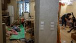 Apartemen Hancur, Warga Kyiv Bersihkan Puing Usai Serangan Drone Rusia