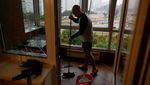 Apartemen Hancur, Warga Kyiv Bersihkan Puing Usai Serangan Drone Rusia