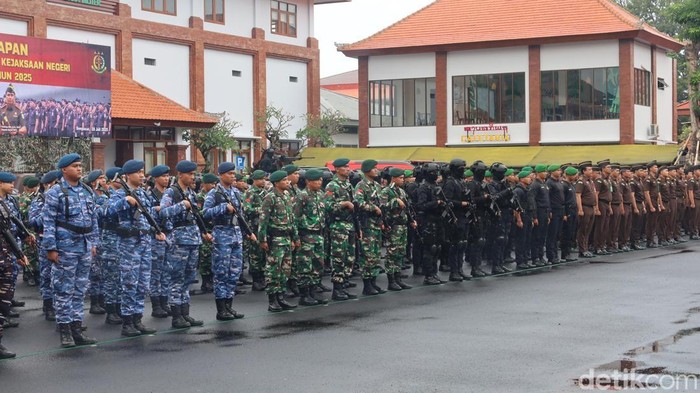Apel gelar kesiapan pengamanan kejaksaan tinggi dan kejaksaan negeri se-Bali Nusra di kantor Kejati Bali, Denpasar, Senin (28/7/2025). (Aryo Mahendro/detikBali).