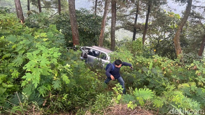 Avanza masuk jurang di Pacet