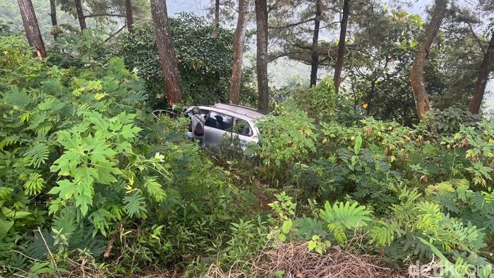 Avanza wisatawan asal Surabaya yang terjun ke jurang Pacet, Mojokerto.
