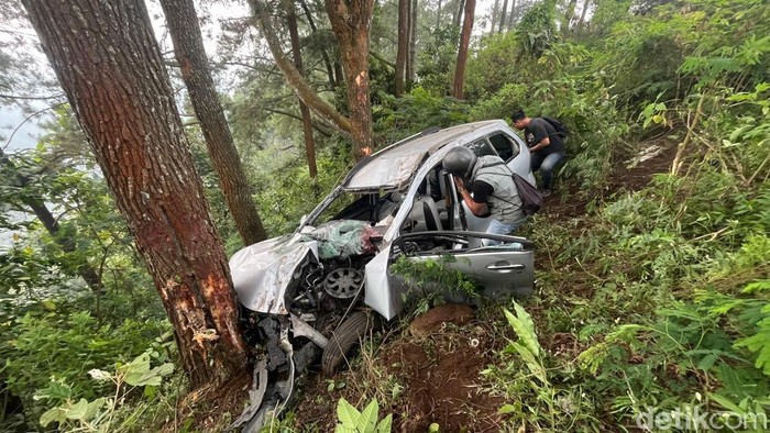 Avanza wisatawan asal Surabaya yang terjun ke jurang Pacet, Mojokerto.