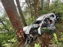 Video Mobil Wisatawan Terjun ke Jurang Mojokerto: 1 Tewas dan 5 Luka
