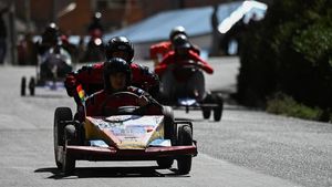 Balapan Seru Mobil Tanpa Mesin di Bolivia