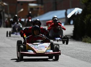 Balapan Seru Mobil Tanpa Mesin di Bolivia