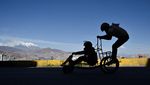 Balapan Seru Mobil Tanpa Mesin di Bolivia