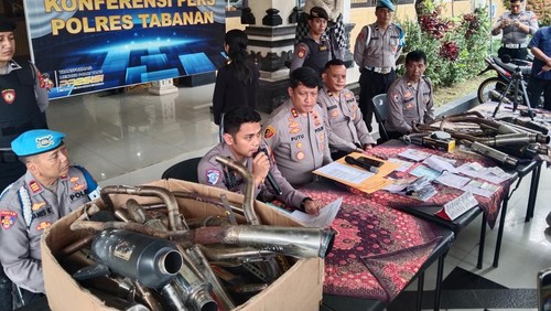 Barang bukti knalpot brong yang disita Satlantas Polres Tabanan selama operasi Patuh Agung 2025 yang dipublikasikan pada Senin (28/7/2025) di Mapolres Tabanan. (Krisna Pradipta/detikBali)