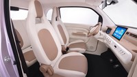Di bagian dalam, produsen menghadirkan nuansa manis melalui warna cocoa brown. Meski murah, kendaraan itu sudah dibekali layar kontrol tengah pintar berukuran 10,1 inci (pada varian tertinggi), sistem keyless, sistem masuk tanpa kunci (passive entry), pembaruan sistem hiburan OTA, asisten pintar DeepSeek dan perekam perjalanan. Foto: Doc. FAW