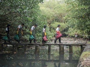 Peringati Hari Sungai, BRI Bersihkan Tukad Badung Bareng Warga
