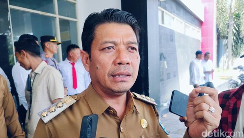 Bupati Dompu Bambang Firdaus, diwawancarai di sela pelantikan pengurus KONI Dompu, Senin (28/7/2025).