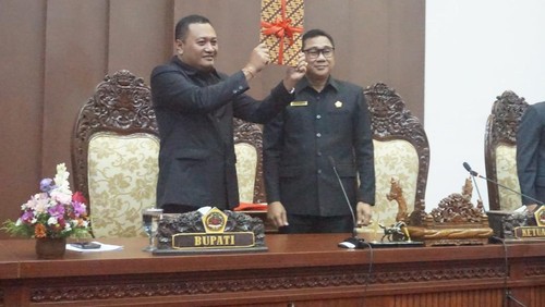 Mahayastra memaparkan bahwa pendapatan daerah dalam Rancangan Perubahan APBD Kabupaten Gianyar Tahun Anggaran 2025 dirancang sebesar Rp3,283 triliun lebih