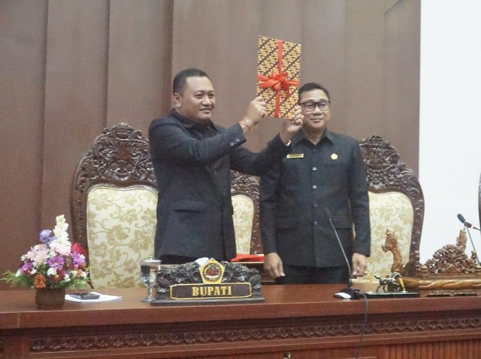 Mahayastra memaparkan bahwa pendapatan daerah dalam Rancangan Perubahan APBD Kabupaten Gianyar Tahun Anggaran 2025 dirancang sebesar Rp3,283 triliun lebih