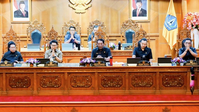 Bupati Wayan Adi Arnawa saat rapat paripurna di Ruang Sidang Utama Gosana Kantor DPRD Badung, Senin (28/7/2025). (Dok. Pemkab Badung)