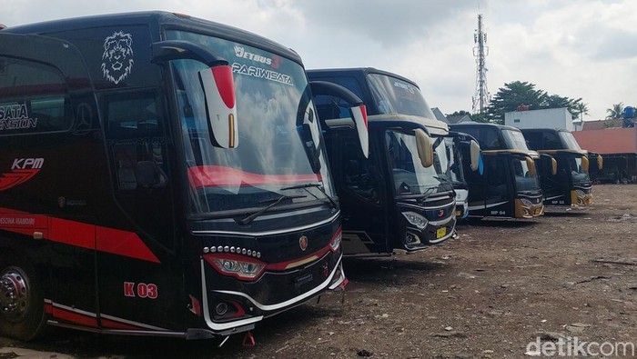 Bus pariwisata terparkir di garasi PO Jalan HMS Mintaredja, Kota Cimahi