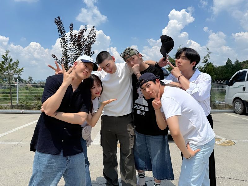 Cha Eun Woo berangkat wajib militer didampingi rekan personel grup KPop ASTRO dan Choi Yoo Jung.