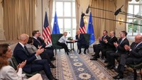 Kesepakatan ini menjadi langkah strategis setelah ketidakpastian panjang seputar perundingan dagang antara kedua mitra ekonomi besar dunia. Sebelum pengumuman ini, Trump sempat menyatakan peluang kesepakatan hanya 50-50 dan Uni Eropa telah menyiapkan skenario tanpa kesepakatan. REUTERS/Evelyn Hockstein