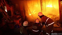 Sementara itu, di depan Pasar Taman Puring yang menjadi titik kebakaran tampak api masih berkobar. Petugas damkar masih berjibaku memadamkan api.
