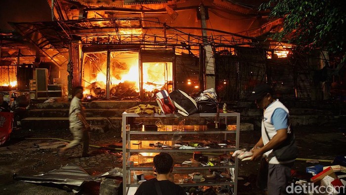 Pasar Taman Puring, Jakarta Selatan, mengalami kebakaran malam ini, Senin (28/7/2025). Api berkobar dan asap hitam membubung tinggi.