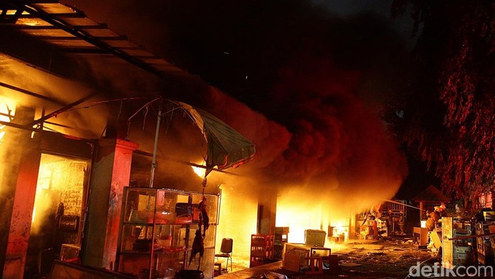 Pasar Taman Puring, Jakarta Selatan, mengalami kebakaran malam ini, Senin (28/7/2025). Api berkobar dan asap hitam membubung tinggi.