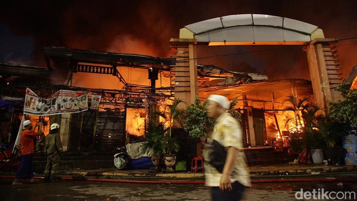 Pasar Taman Puring, Jakarta Selatan, mengalami kebakaran malam ini, Senin (28/7/2025). Api berkobar dan asap hitam membubung tinggi.