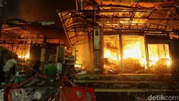 Pantauan detikcom di sekitar Pasar Puring, Jakarta Selatan, api tampak berkobar melewati atap rumah warga.