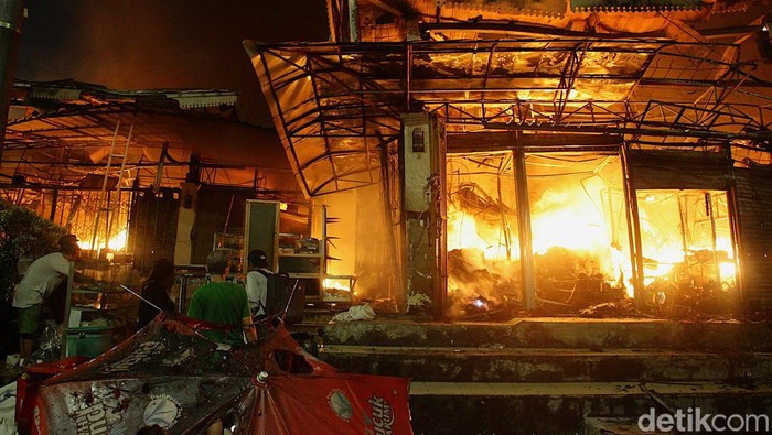 Detik-detik Api Membakar Pasar Taman Puring Pasar Taman Puring, Jakarta Selatan, mengalami kebakaran malam ini, Senin (28/7/2025). Api berkobar dan asap hitam membubung tinggi.