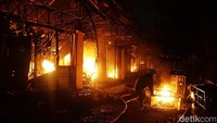 Api masih berkobar hebat. Lalu lintas di Jalan Kyai Maja arah Kebayoran terpantau macet di lokasi. Sementara yang ke arah Tendean, lalu lintas kendaraan masih bisa melaju.