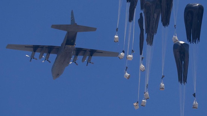 Dikepung Lapar, Warga Gaza Gantungkan Harapan ke Bantuan An airplane drops humanitarian aid over Gaza as seen from northern Gaza Strip July 27, 2025. REUTERS/Dawoud Abu Alkas