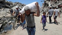 Distribusi bantuan melalui udara menimbulkan risiko tersendiri. Sering kali, paket-paket tersebut jatuh di area terbuka dan langsung diserbu massa yang kelaparan, memicu kekacauan dan saling dorong. REUTERS/Mahmoud Issa  