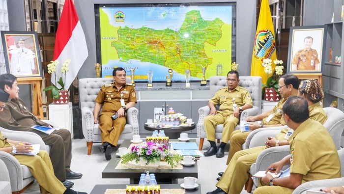 Dinas Pendidikan dan Kebudayaan Jateng, Sadimin, saat bertemu Gubernur Jateng, Ahmad Luthfi, Senin (28/7/2025).