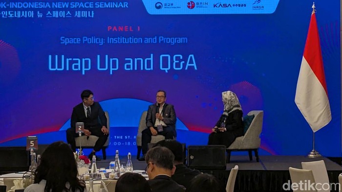 Director of International Affairs Division KASA Jung Kwan-woo (kiri) dan Chairman for Research Organization of Aeronautics and Space BRIN Dr. Robertus Heru Triharjanto di acara ROK-Indonesia New Space Seminar