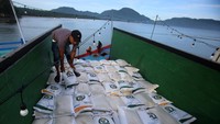 Distribusi dilakukan menggunakan kapal nelayan mengingat keterbatasan akses transportasi ke pulau-pulau terluar. Meskipun menantang, jalur laut menjadi satu-satunya opsi efektif untuk menjangkau wilayah terpencil tersebut. ANTARA FOTO/Ampelsa