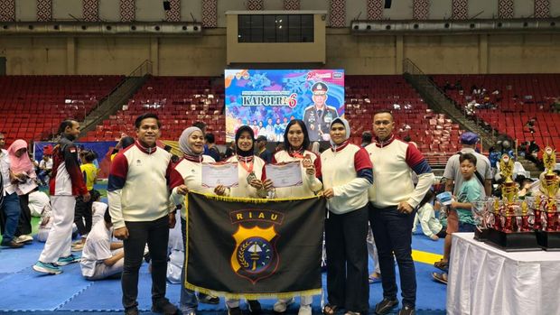 Dua polwan Polda Riau meraih medali dalam Kejuaraan Taekwondo Kapolri Cup 2025 di Semarang, Jawa Tengah.