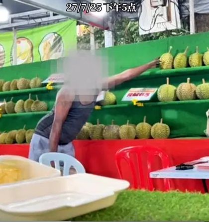 Duh! Pria ini Santai Curi Durian Musang King Berkali-kali di Siang Hari Seorang pedagang durian di kota Puchong, Malaysia mengalami kejadian tak terduga ketika seorang pria tak dikenal datang dengan sepeda motor dan mencuri durian dari lapak jualannya di siang bolong (28/07).
