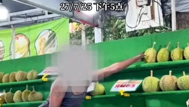 Seorang pedagang durian di kota Puchong, Malaysia mengalami kejadian tak terduga ketika seorang pria tak dikenal datang dengan sepeda motor dan mencuri durian dari lapak jualannya di siang bolong (28/07).
