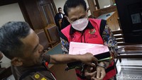 Mantan Ketua Pengadilan Negeri Surabaya (PN Surabaya) Rudi Suparmono dituntut hukuman penjara. Jaksa meyakini Rudi bersalah dalam kasus dugaan suap vonis bebas Gregorius Ronald Tannur.
