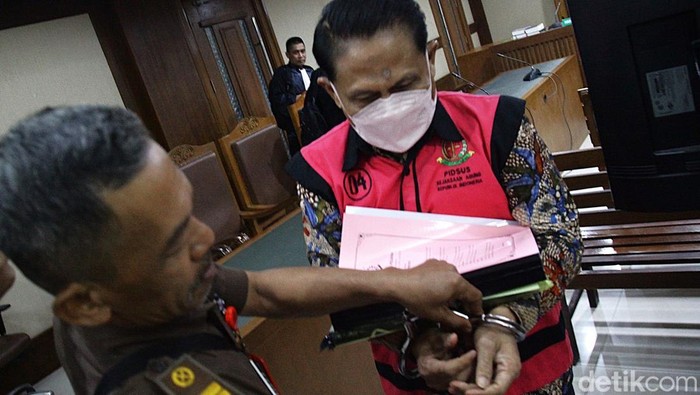 Eks Ketua PN Surabaya Dituntut 7 Tahun Penjara Eks Ketua PN Surabaya Rudi Suparmono dituntut penjara dan denda Rp750 juta. Ia diduga terima suap dan gratifikasi terkait vonis bebas Ronald Tannur.