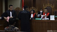 Dalam kasus ini, Rudi Suparmono didakwa menerima gratifikasi senilai SGD 43 ribu atau sekitar Rp 548 juta dalam kasus vonis bebas Gregorius Ronald Tannur terkait kematian Dini Sera Afrianti. Uang itu diterima Rudi dari pengacara Ronald, Lisa Rachmat.